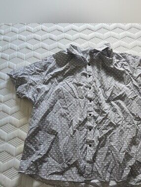 Short Sleeve Button-Up Shirt in Black & White Geometric Print